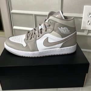 Air Jordan 1 Mid “college grey” Size 9 mens